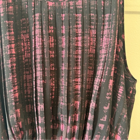 Banana Republic Pleated Midi Dress – Black & Magenta Print, Size 0 - Picture 2 of 7